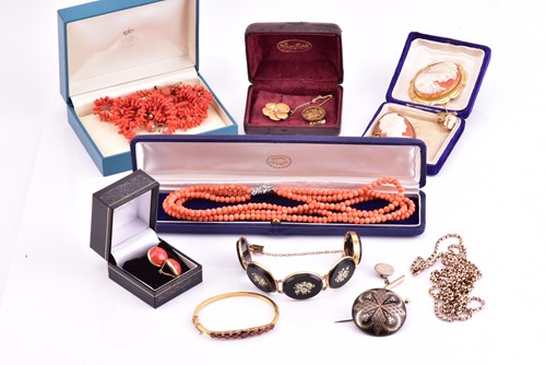 Lot 123 - A collection of mixed jewellery to include a...
