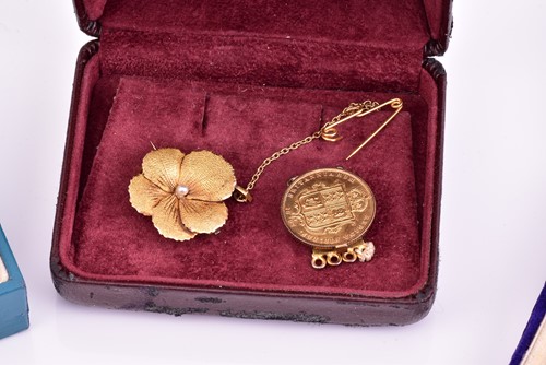 Lot 123 - A collection of mixed jewellery to include a...