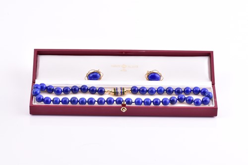 Lot 262 - A lapis lazuli bead necklace, with yellow...