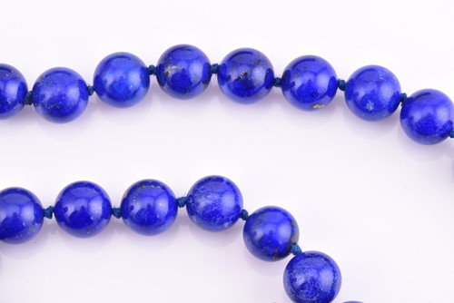 Lot 262 - A lapis lazuli bead necklace, with yellow...