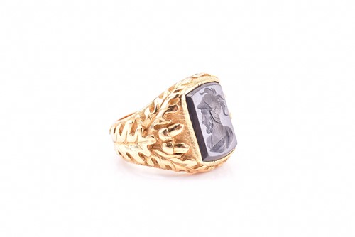 Lot 102 - A yellow metal and hematite intaglio ring,...