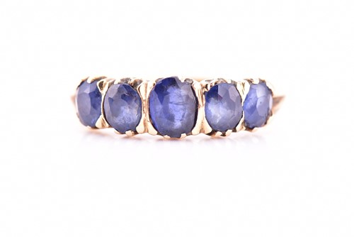 Lot 86 - A five stone sapphire ring, the graduated oval...