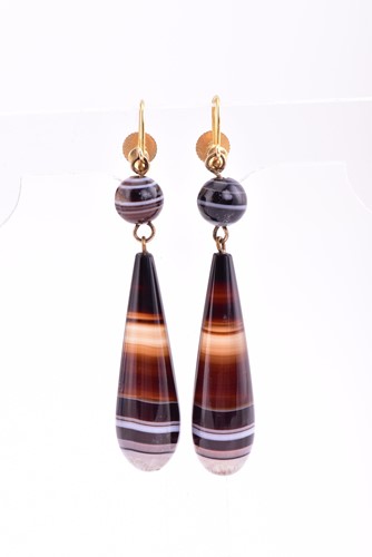 Lot 191 - A pair of sardonyx drop earrings, the yellow...