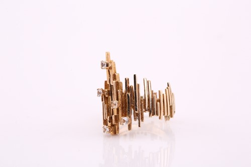 Lot 101 - A modernist 9ct gold abstract dress ring,...