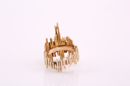 Lot 101 - A modernist 9ct gold abstract dress ring,...