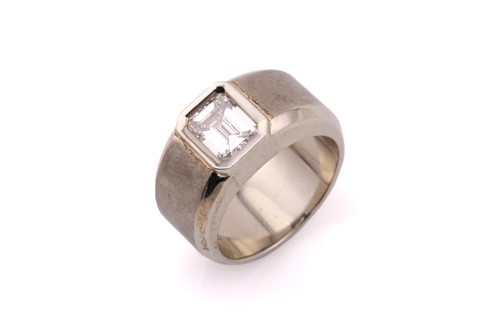 Lot 224 - A diamond solitaire ring, consisting of an...