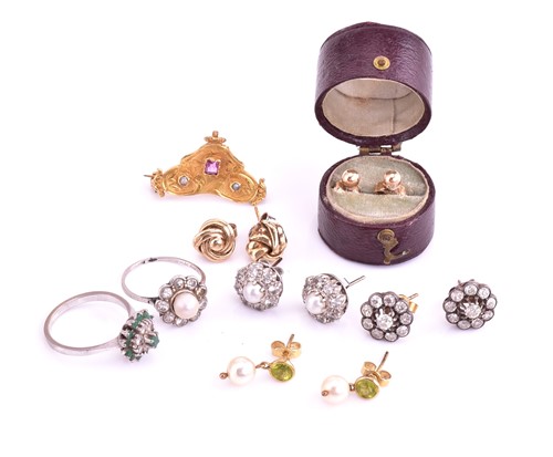 Lot 281 - A small collection of earrings, rings and...