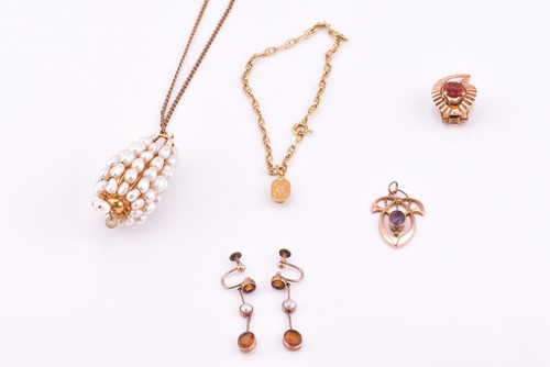 Lot 125 - A lot consists of miscellaneous pendants,...