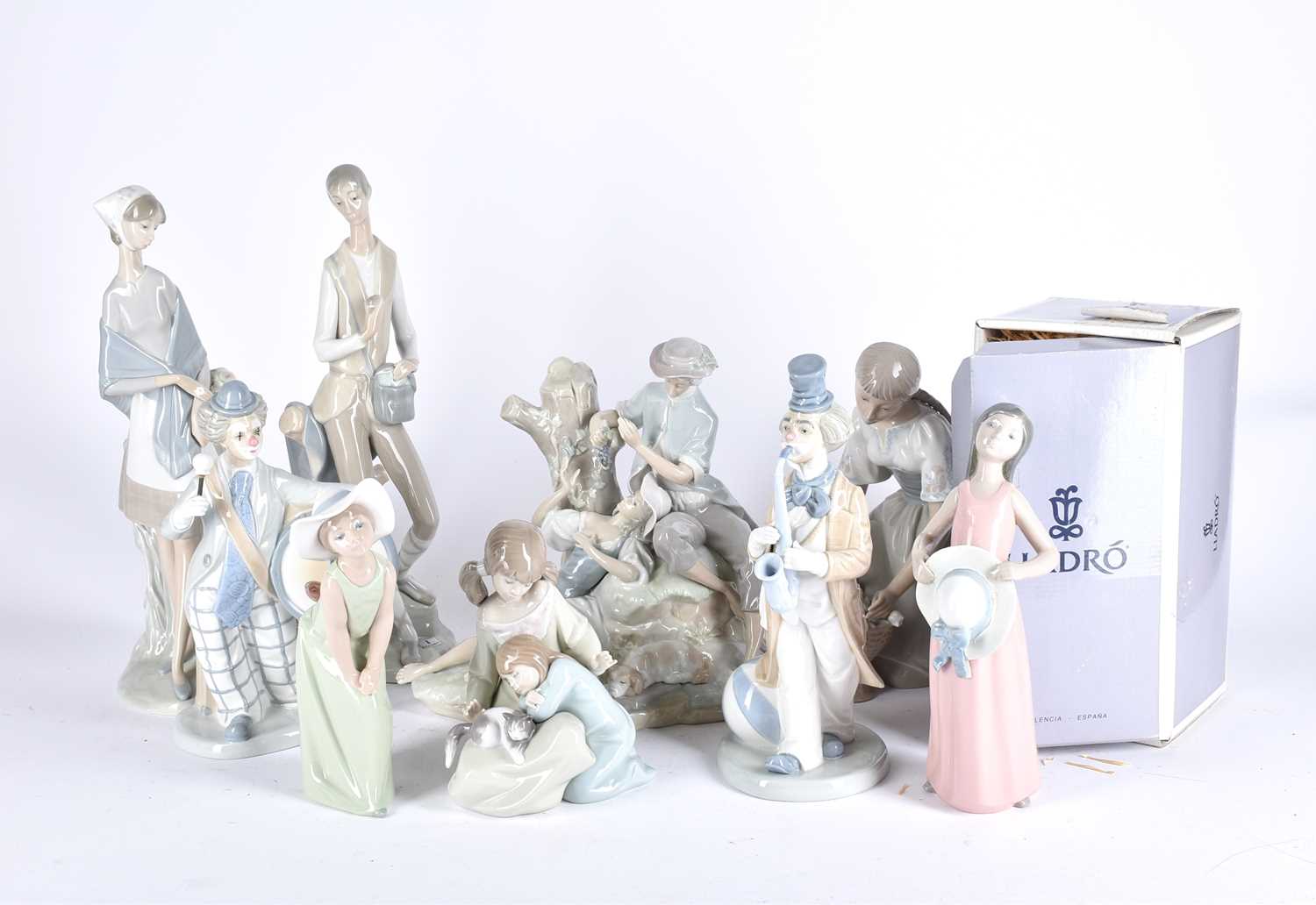 Lot 498 - A collection of Lladro and Requena porcelain...