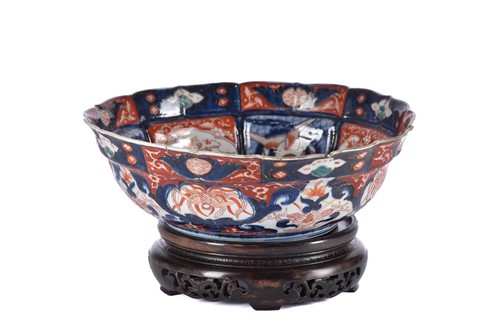Lot 159 - A Japanese Imari porcelain bowl, 19th century,...