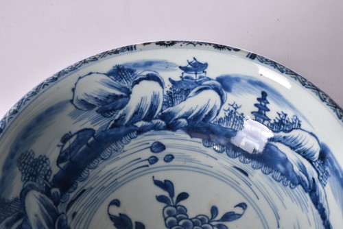 Lot 207 - A Chinese blue & white bowl, Shunzhi, mid 17th...