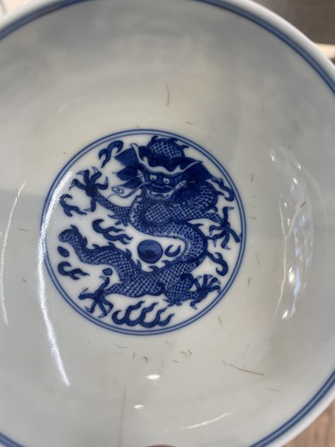 Lot 141 - A Chinese blue & white bowl, six character...