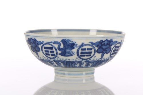 Lot 141 - A Chinese blue & white bowl, six character...