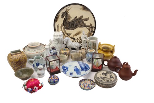 Lot 148 - A collection of assorted Chinese porcelain and...