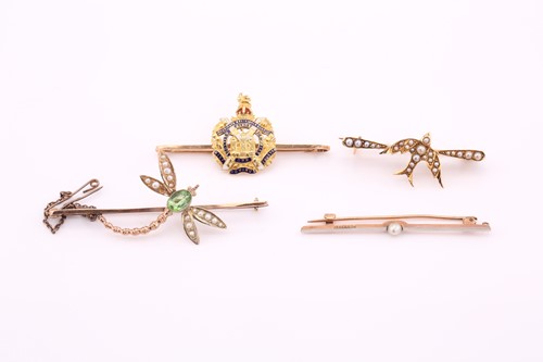 Lot 77 - A lot consisting of four bar brooches, a...