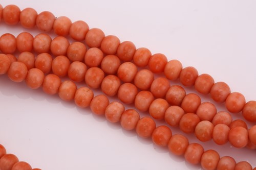 Lot 69 - A coral necklace, comprises a string of round...