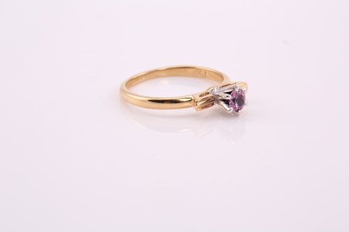 Lot 20 - A pink sapphire solitaire ring, comprises a...