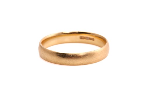Lot 52 - An 18ct yellow gold wedding ring, consisting...
