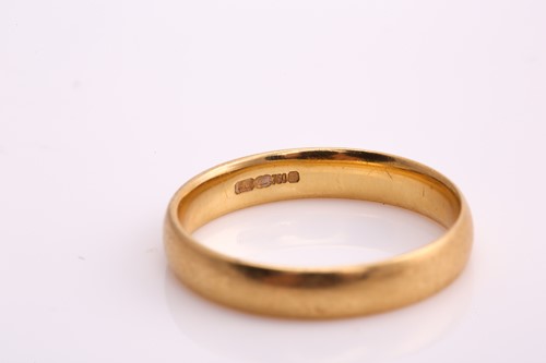 Lot 52 - An 18ct yellow gold wedding ring, consisting...