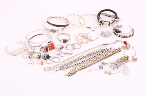 Lot 290 - A mixed lot of silver items, including bangles,...