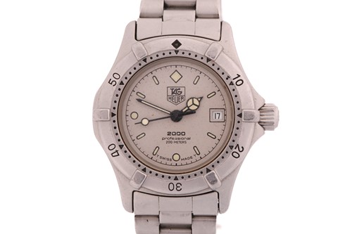 Lot 368 - A lady's Tag Heuer professional 2000 series,...