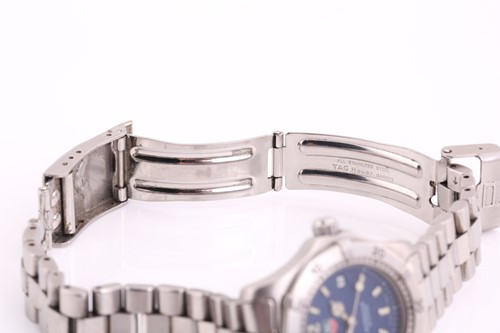 Lot 370 - A lady's Tag Heuer professional 2000 series,...