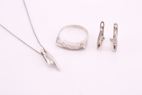 Lot 37 - A suite of 14ct white gold and diamond...