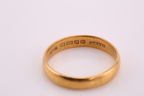 Lot 2 - A 22ct yellow gold wedding band, comprises a...