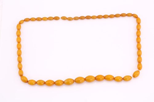 Lot 55 - A butterscotch coloured amber bead necklace,...