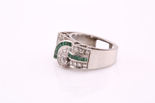 Lot 186 - An Art Deco emerald and diamond ring,...