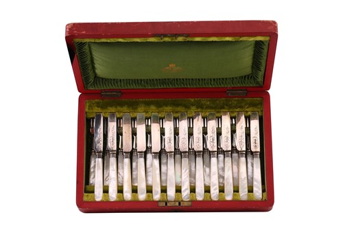 Lot 481 - A presentation cased set for twelve late...