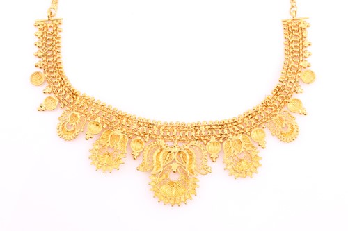 Lot 216 - A yellow precious metal necklace, comprises a...