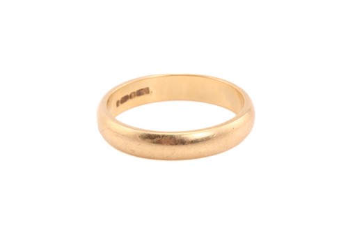 Lot 201 - An 18ct yellow gold wedding band, comprises a...