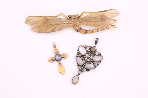 Lot 172 - A horn brooch, a moonstone pendant and a...