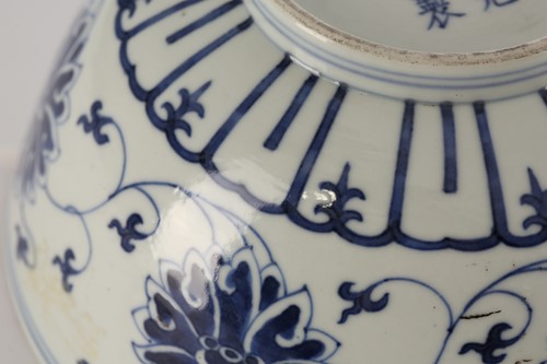 Lot 120 - A pair of Chinese blue & white lotus bowls,...