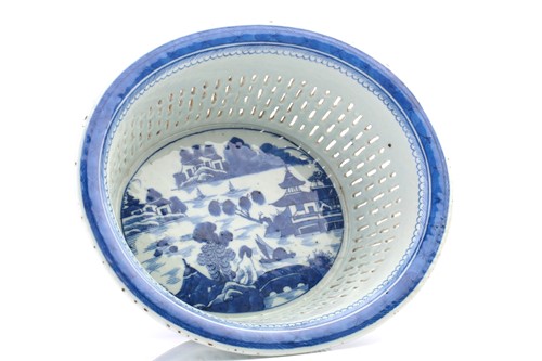 Lot 82 - A Chinese export blue & white chestnut basket...