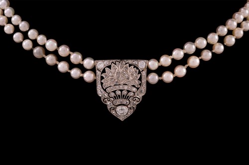 Lot 120 - A Belle Époque style pearl choker, comprises a...