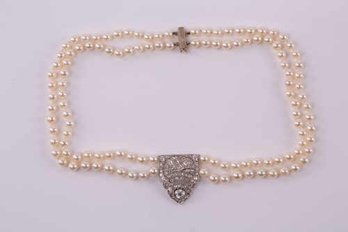 Lot 120 - A Belle Époque style pearl choker, comprises a...