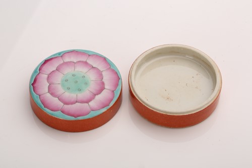 Lot 192 - A Chinese porcelain cosmetic box and cover,...