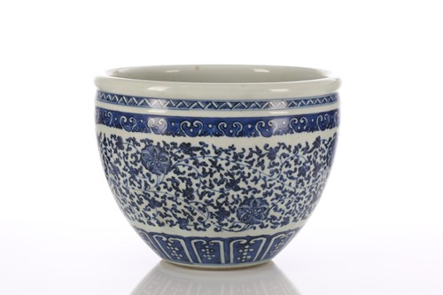 Lot 226 - A Chinese blue & white jardiniere, early 20th...