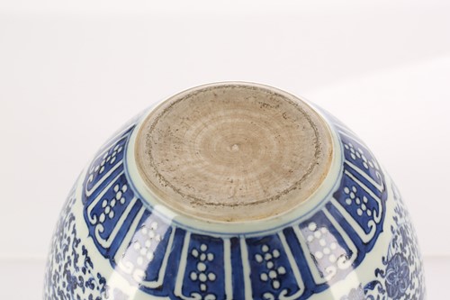 Lot 226 - A Chinese blue & white jardiniere, early 20th...