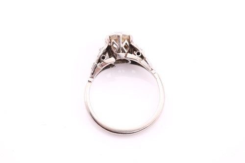 Lot 258 - A diamond ring in platinum, featuring an...