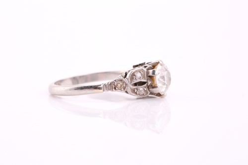 Lot 258 - A diamond ring in platinum, featuring an...