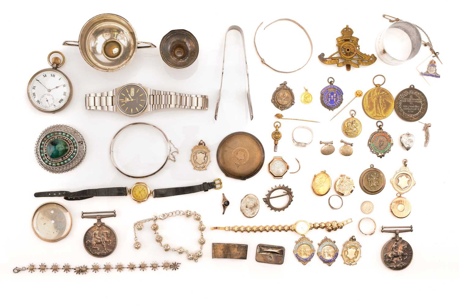 Lot 238 - A small collection of scrap silver and gold...