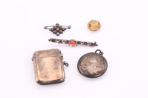 Lot 371 - A small lot containing silver items, to...