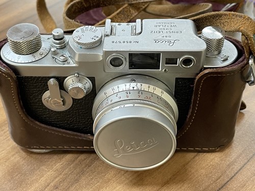Lot 354 - A Leica III G 35 mm camera body (No 858578)...