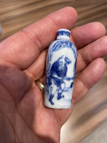 Lot 105 - A Chinese blue & white snuff bottle, Qing,...
