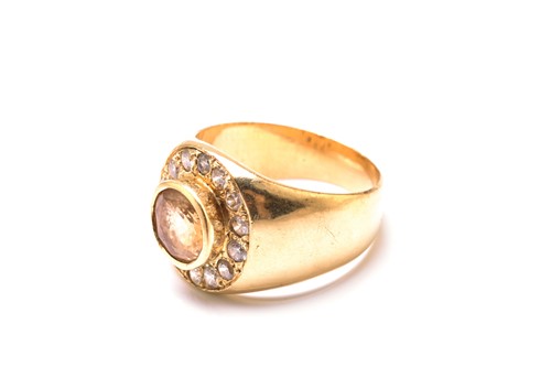 Lot 247 - A grossular garnet gypsy ring in yellow metal,...