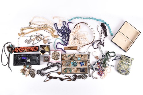 Lot 269 - A large quantity of costume jewellery...