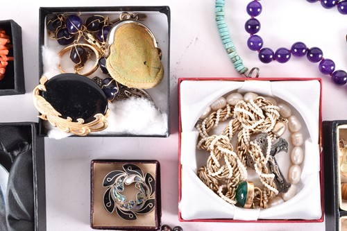 Lot 269 - A large quantity of costume jewellery...